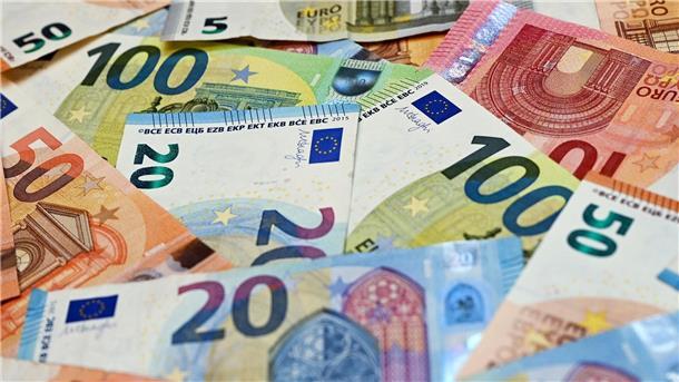 Niedersachsens Großunternehmen mit deutlichem Umsatzplus Eurobanknoten liegen auf einem Tisch.