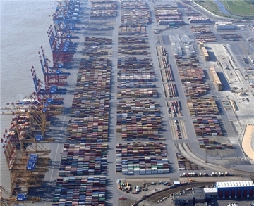 Eurogate beauftragt die Telekom damit, auf dem Containerterminal ein eigenes Mobilfunknetz aufzubauen. Es soll auch bei der Automatisierung zum Einsatz kommen. 