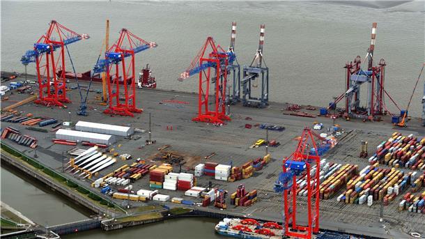 Eurogate-Chef Michael Blach betont, dass Bremerhaven bislang gut durch die Corona-Krise gekommen ist. Und die Hafensenatorin versichert, dass sie an ihrem Ertüchtigungsprogramm für die Stromkaje festhält. Damit auch hier große Containerbrücken unterkommen können wie diese, die derzeit für Hamburg in Bremerhaven montiert werden.