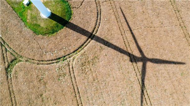 Europäische Net-Zero-Regionen bekämen stark vereinfachte Genehmigungsverfahren und Zugang zu Fördermitteln. Im Gegenzug steht die Verpflichtung, nachhaltige Technologieentwicklung als zentralen Grundsatz ganz nach oben zu stellen.