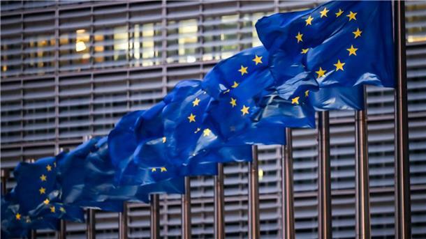 Viele 16- und 17-Jährige dürfen erstmals Kreuz machen Europaflaggen wehen vor dem Sitz der EU-Kommission.