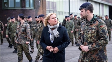 Eva Högl (SPD), Wehrbeauftragte des Deutschen Bundestages, bei einem Truppenbesuch in Schortens. Hier zusammen mit Major Dirk Polter.