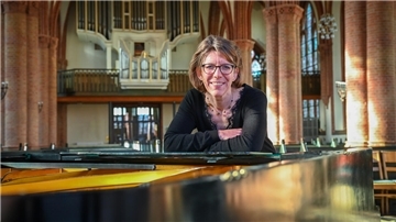 Eva Schad setzt in diesem Kirchenmusik-Jahr wieder auf die beliebten Reihen. Außerdem wird in der Christuskirche der 60. Geburtstag der Stadtkantorei gefeiert.