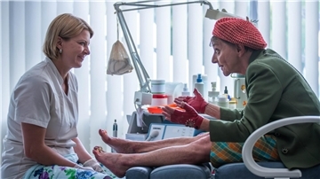 Eva Weißenborn (rechts) und Jördis Triebel in „Marzahn, mon amour“.