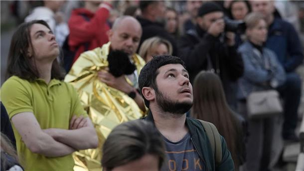 Krieg gegen die Ukraine: So ist die Lage Evakuierte Bewohner sehen sich ihr mehrstöckiges Wohnhaus an, das während des Angriffs auf Kiew beschädigt wurde.