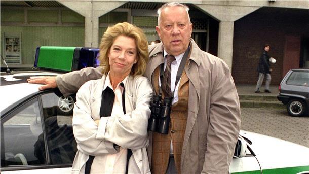 Schauspieler Heinz Baumann gestorben Evelyn Hamann und Heinz Baumann 1998 bei Dreharbeiten zu „Adelheid und ihre Mörder“.