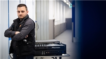 Event-DJ Christian de Vries aus Bremerhaven hat durch Corona viele Aufträge eingebüßt, sein Mischpult und anderes Equipment liegen jetzt ungenutzt in der „Havenbox“.