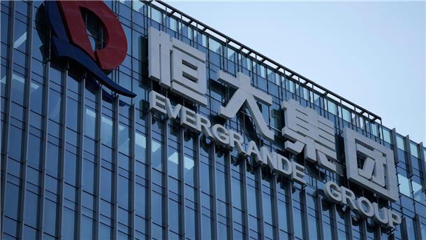 Evergrande ist ein Gigant der Branche und umgerechnet mit mehr als 300 Milliarden Euro verschuldet.