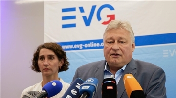 EVG-Tarifvorständin Cosima Ingenschay und der EVG-Vorsitzende Martin Burkert informieren über das weitere Vorgehen im Tarifkonflikt mit der Deutschen Bahn.