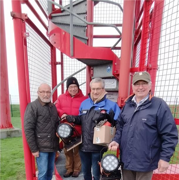 Ewald Deharde (von links), Klaas-Heinrich Peters, Jörn Smilgies und Rudi Kronschnabel haben die Weihnachtsbeleuchtung am Oberfeuer Preußeneck installiert.