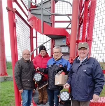 Ewald Deharde (von links), Klaas-Heinrich Peters, Jörn Smilgies und Rudi Kronschnabel haben die Weihnachtsbeleuchtung am Oberfeuer Preußeneck installiert.