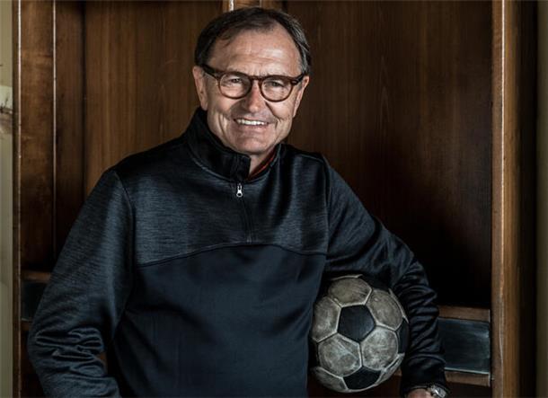 Ewald Lienen tritt im Rahmen des „Bremervörder Kultursommers“ am Montag, 23. Juni, auf der BBG-Kulturbühne auf. Titel des Programms mit Gesprächen und Musik: „Ewald Lienen – Fußball und wie das Leben so spielt“.