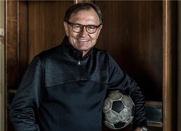 Ewald Lienen tritt im Rahmen des „Bremervörder Kultursommers“ am Montag, 23. Juni, auf der BBG-Kulturbühne auf. Titel des Programms mit Gesprächen und Musik: „Ewald Lienen – Fußball und wie das Leben so spielt“.