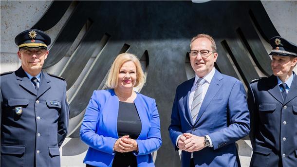 Bundesregierung muss Afghanen mit Zusage Visa erteilen Ex-Bundesinnenministerin Nancy Faeser (SPD), hier bei ihrer Amtsübergabe an Alexander Dobrindt (CSU), hatte sich zum Bundesaufnahmeprogramm mit der damaligen Außenministerin, Annalena Baerbock (Grüne) abgestimmt. (Archivfoto)