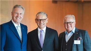 Ex-Bundespräsident Christian Wulff (links) und der Familienunternehmer Fritz Keller (rechts) gastierten auf Einladung von Hans-Peter Fricke (Mitte) in Heeslingen.