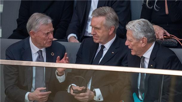 Trauerstaatsakt für Wolfgang Schäuble in Berlin Ex-Bundespräsidenten im Gespräch: Horst Köhler (v.l.), Christian Wulff und Joachim Gauck.