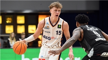Ein Basketballer dribbelt den Ball.