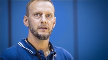 Ex-Eisbären-Coach Arne Woltmann bleibt als Assistenztrainer beim Erstligisten Bamberg.