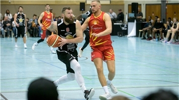 Ex-Eisbären-Profi Lukas Dawidowski (links) kann mit dem OSC Bremerhaven den Aufstieg in die Oberliga schaffen. 