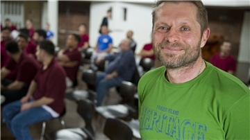 Ex-Fußballprofi Uli Borowka lag am Boden. Aber mittlerweile hat er sich als einer der prominentesten Suchtexperten profiliert.
