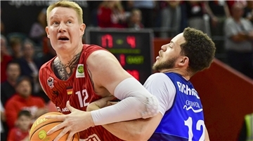 Zwei Basketballer im Zweikampf
