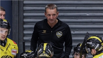 Ex-Pinguins-Coach Thomas Popiesch hat mit den Krefeld Pinguinen einen Auftakt nach Maß in der DEL2 hingelegt - hat aber auch die Bremerhavener weiter im Blick