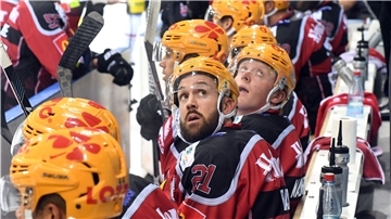Ex-Pinguins-Stürmer Jason Bast (Mitte) wechselt zur kommenden Saison zu den Adler Mannheim.