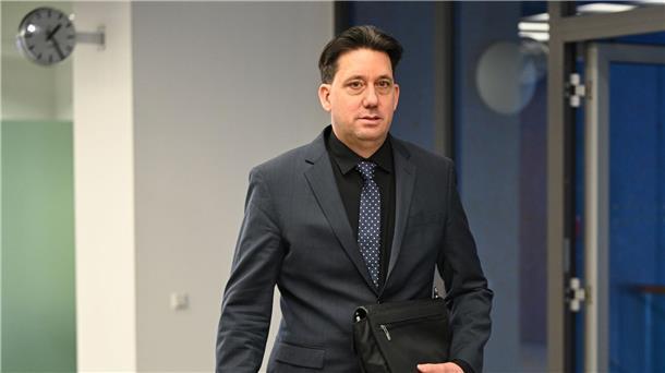 Urteil über DFB-Schadensersatz für Gräfe Anfang Juni Ex-Schiedsrichter Manuel Gräfe ist zu Gesprächen mit dem DFB bereit.