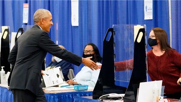 Obamas haben bereits in den US-Zwischenwahlen abgestimmt Ex-US-Präsident Barack Obama schüttelt die Hand einer Wahlhelferin in Chicago, bevor er seine Stimme für die Midterm Elections abgibt.