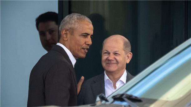 Ex-US-Präsident Barack Obama wird von Kanzler Olaf Scholz in Berlin verabschiedet.