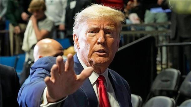 Anklage gegen Trump stellt US-Demokratie auf die Probe Ex-US-Präsident Donald Trump bei einer Veranstaltung in Tulsa im US-Bundesstaat Oklahoma.