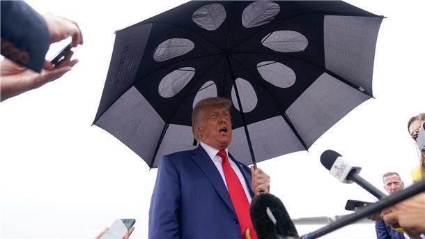 Trump auf der Anklagebank: Ex-Präsident beteuert Unschuld Ex-US-Präsident Donald Trump droht im Fall einer Verurteilung eine jahrzehntelange Haftstrafe.