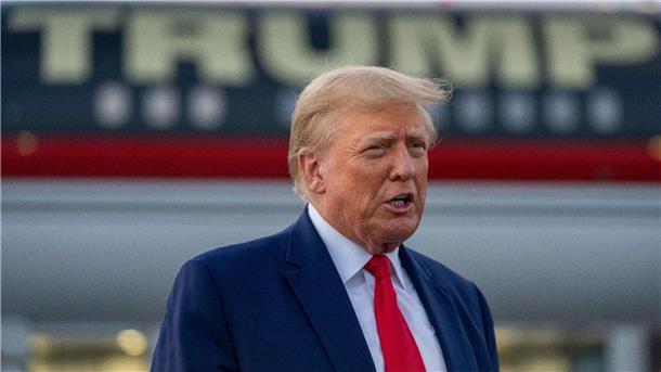 Trump will nicht zur Anklageverlesung in Georgia erscheinen Ex-US-Präsident Donald Trump spricht auf dem Flughafen von Atlanta mit Reportern.