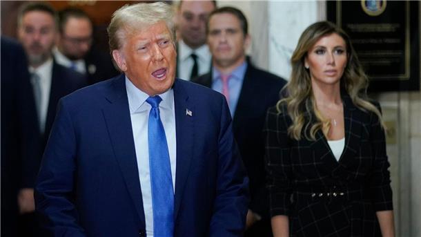 Chaotischer Auftritt: Trump und Richter geraten aneinander Ex US-Präsident Donald Trump spricht außerhalb des Gerichtssaals.