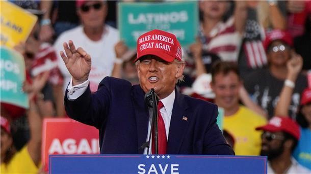 USA wählen neues Parlament: Biden droht Verlust von Mehrheit Ex-US-Präsident Donald Trump spricht bei einer Wahlkampfveranstaltung von Senator Marco Rubio in Miami.