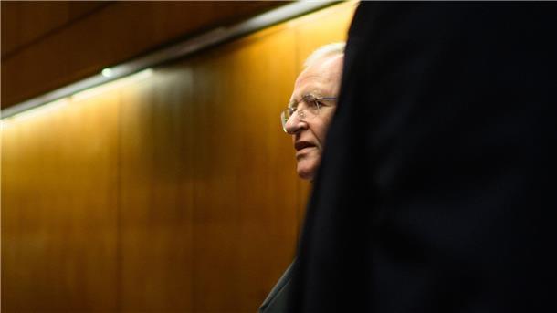Winterkorn: Funktion weder gefordert noch gefördert Ex-VW-Chef Martin Winterkorn geht nach einer Prozesspause zurück in einen Saal in der Stadthalle Braunschweig.