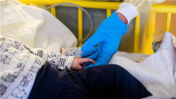 Ärztevertreter: Verschärfung der Lage in Kindermedizin Experten befürchten, dass die Zahl der Infektionsfälle nicht nur bei Kindern, sondern auch bei Erwachsenen in den kommenden Wochen noch weiter steigt.