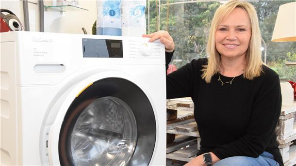 Expertin Ursula Brandhort von Elektro-Grote in Heeslingen weiß, wie man beim Waschen und Trocknen von Wäsche Energie und Geld sparen kann.