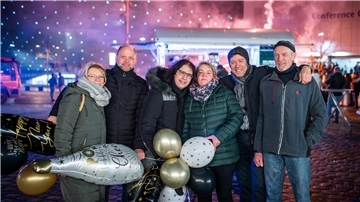 Extra aus Osnabrück sind sie angerückt, um einmal Silvester am Bremerhavener Deich und rund um die Schiffe mitzuerleben (von links): Anke und Andreas Schlau, Filomena Alicetto, ConnyStein, Kasim Aksu und Micha Kriete. 