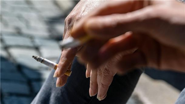 Husten und keine Puste - das andere Leiden der Starkraucher Exzessiver Tabakkonsum in Deutschland nimmt nach Daten der Krankenkasse KKH zu - trotz aller Gefahren. Gleichzeitig steigt der Anteil der Starkraucher, die an der gefährlichen Lungenkrankheit COPD leiden. (Symbolbild)