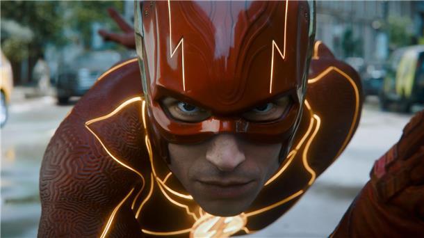 Ezra Miller als Barry Allen in einer Szene des Films „The Flash“.