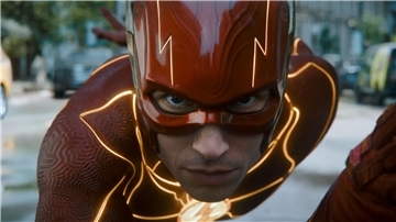 Ezra Miller als Barry Allen in einer Szene des Films „The Flash“.