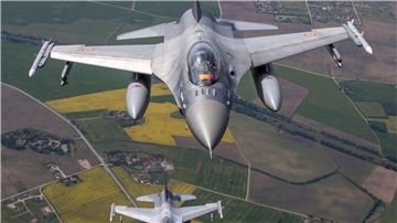 F-16-Kampfflugzeuge der portugiesischen und rumänischen Luftwaffe überwachen den Luftraum über dem Baltikum.