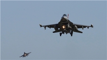 F-16-Kampfjets der US-Luftwaffe während einer Luftwaffenübung.