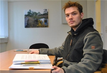 Fabian Beese bringt einen ganzen Aktenordner mit zum Gespräch ins Verlagshaus der Zevener Zeitung. Die Papiere dokumentieren alles rund um die 35 Aktionen mit der „Letzten Generation“.