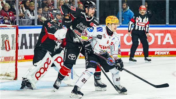 Eishockeyspieler im Zweikampf