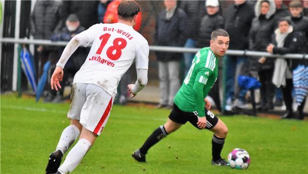 Fabio Hausmann (rechts) kann mit dem FC Hagen/Uthlede noch die 60-Punkte-Marke erreichen. Beim 3:0 gegen den TSV Etselsen zeigte die Blumenstraßen-Elf eine überzeugende Leistung.
