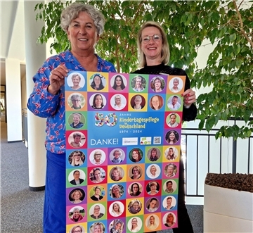 Susanne Rehbock-Roolfs (links) und Sindy Nestler erinnern an den Start des Projekts „Tagesmütter“ vor 50 Jahren.