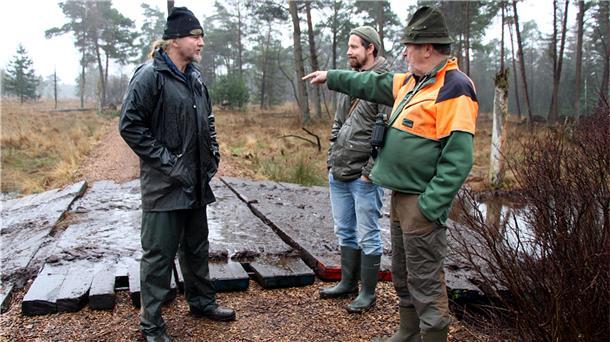 Fachgespräch im Tister Bauernmoor: Henrik Scheunemann (von links), Tobias Volk und Alfred Nottorf tauschen sich über bauliche Maßnahmen im Naturschutzgebiet aus.