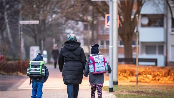 Lieber selbst zur Schule statt mit dem Elterntaxi Fachleute meinen, Kinder können den Schulweg alleine meistern. Vorher sollte man den aber mit den Eltern zusammen üben.